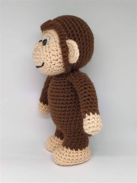 Pupazzo a forma di scimmietta realizzato con tecnica amigurumi
