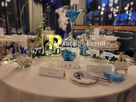 tavolo allestito per confettata con palloncini azzurri