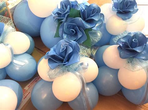 centrotavola con palloncini azzurri e fiori bianchi