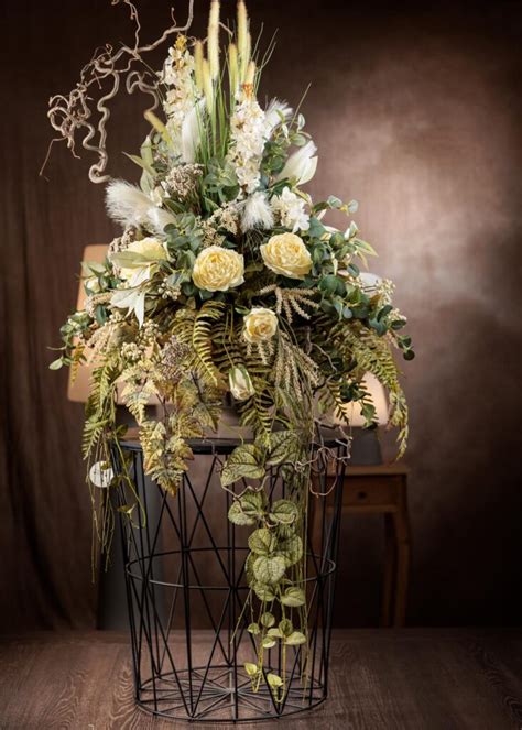 composizione floreale con gigli bianchi e candele