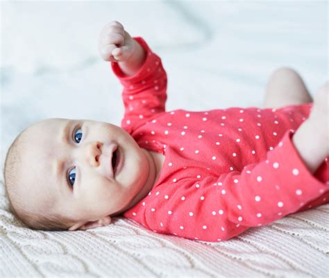 Bambino di 2 mesi che ascolta attentamente