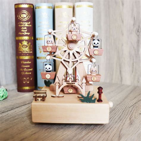Carillon in legno con animali sospesi