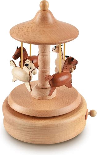 Illustrazione di un carillon con animali in legno appesi su una culla