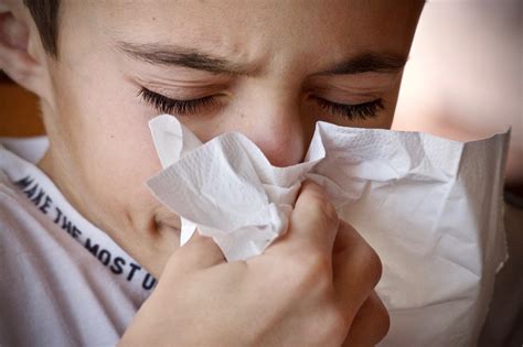Bambino neonato che respira con difficoltà a causa del naso chiuso