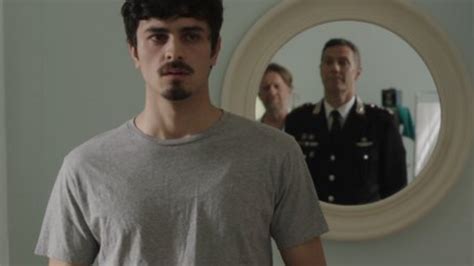 Scena della serie TV con Alex Lorenzin in un momento di tensione
