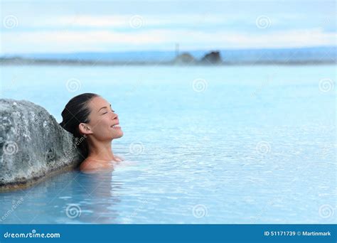 donna incinta che si rilassa in acqua calda termale