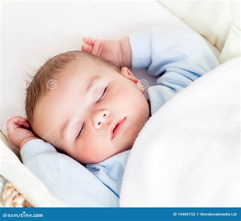 neonato che dorme nella culla