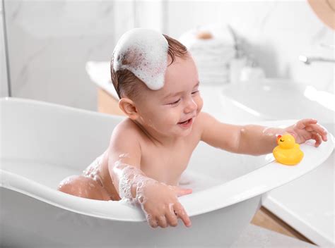 Bambino che fa il bagnetto con schiuma