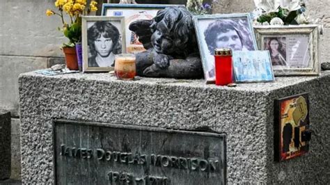 Tomba di Jim Morrison al Père Lachaise
