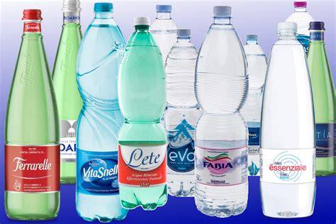 Tipi di acqua in bottiglia con etichette