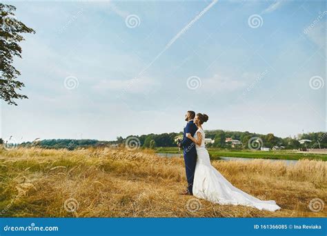 Coppia in abiti da sposa che si abbraccia