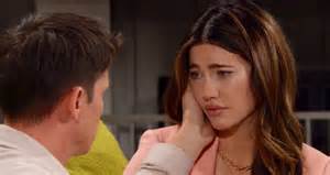 Steffy e Finn che si abbracciano
