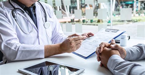 Medico che spiega i risultati dell'ecografia alla paziente