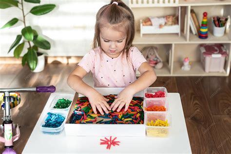 Bambini impegnati in attività di apprendimento tradizionale