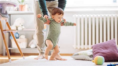bambino che impara a camminare scalzo su una superficie sicura