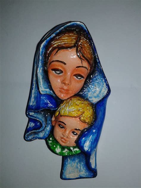 Madonnina ricamata a mano con bambino