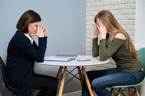Persona che parla con uno psicologo in una sessione di terapia