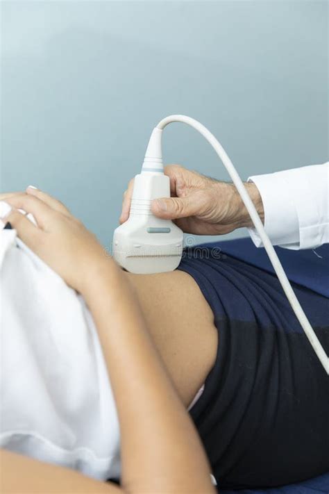 medico che esegue una palpazione addominale su una donna incinta