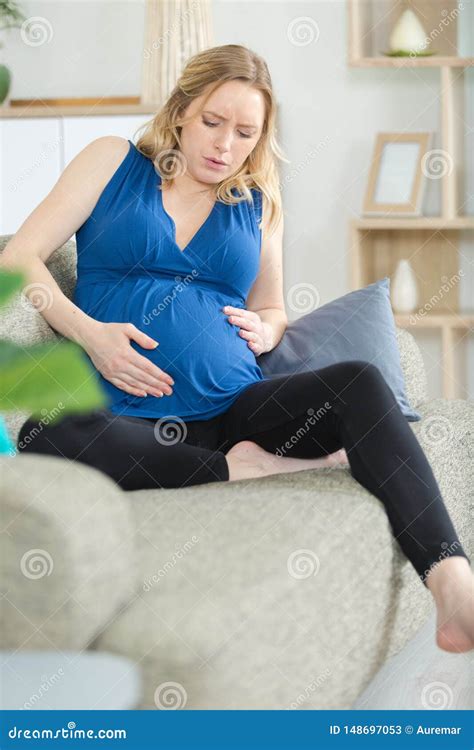 donna incinta con espressione di ansia o preoccupazione