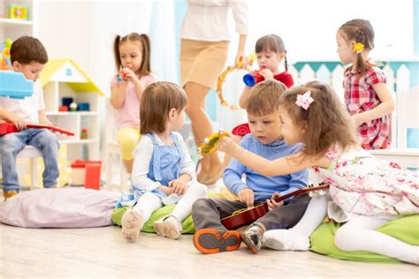 Bambini che giocano con strumenti musicali giocattolo e costruzioni
