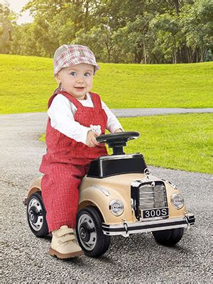 Bambino sorridente su una macchina cavalcabile elettrica