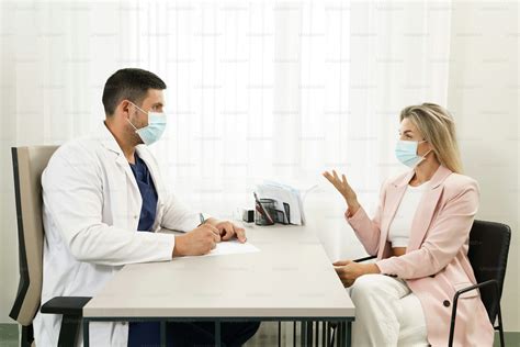 Una donna che consulta un medico in un consultorio