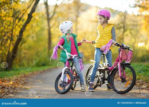 Famiglia in bici con bambini, tutti indossano il casco