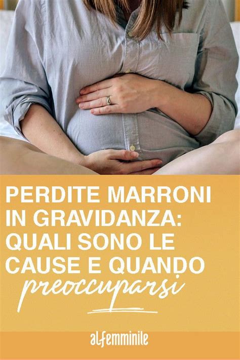 Donne che riflettono pensierose durante la gravidanza