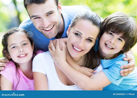 Famiglia che si abbraccia con un neonato