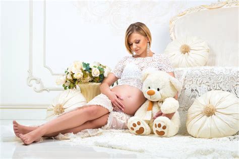 ragazza incinta che guarda il suo ventre