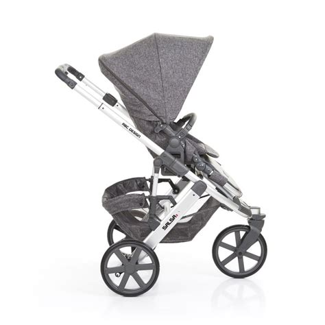 Passeggino ABC Design in un ambiente urbano moderno