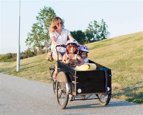 Famiglia felice su cargo bike con bambini