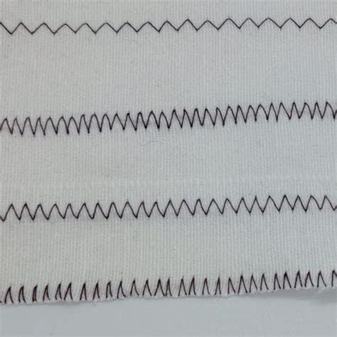 Dettaglio tecnico delle cuciture e dei tessuti elastici di un pantaloncino sportivo