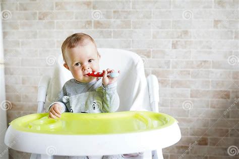 Bambino che mangia felicemente nel seggiolone