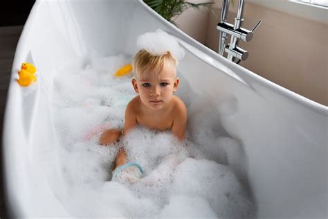 bambino che gioca nella vaschetta da bagno