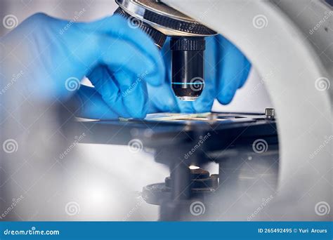 Immagine ricerca scientifica microscopio