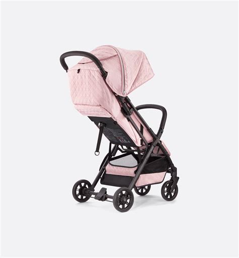 passeggino ingleseina rosa in un ambiente urbano moderno