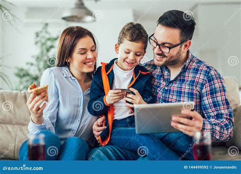 famiglia che fa shopping online per neonato