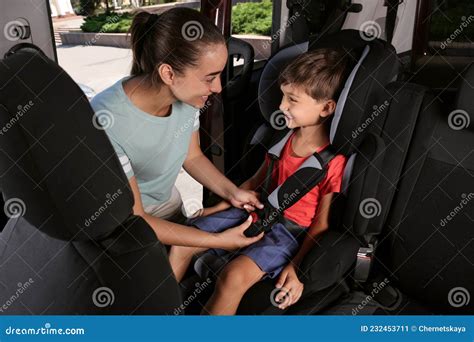 Bambino sul seggiolino auto con cintura di sicurezza