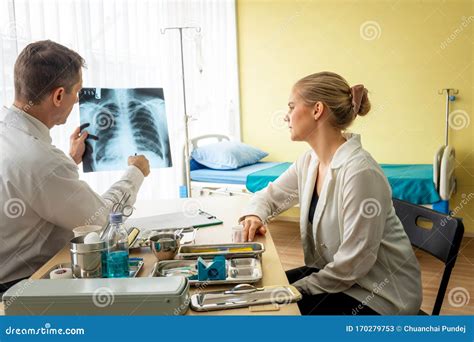 Donne che discutono con un medico