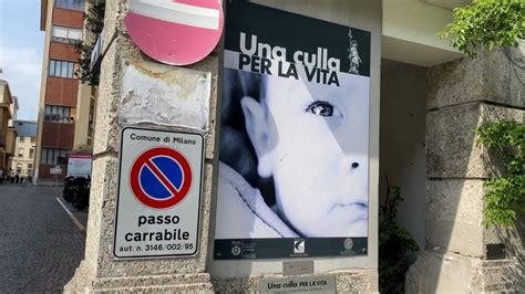 Dettaglio delle doghe di una culla per verificarne la distanza di sicurezza