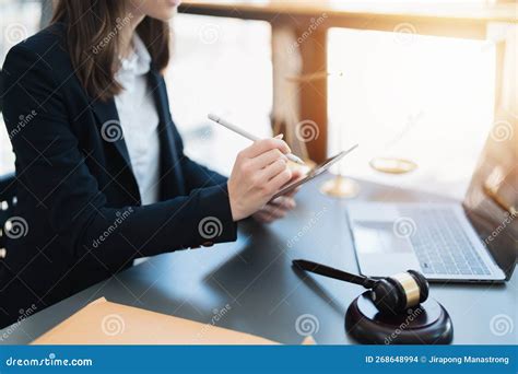 Donna incinta al lavoro con computer e documenti