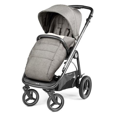 Bambino seduto nel passeggino Peg Perego con barra di protezione aperta