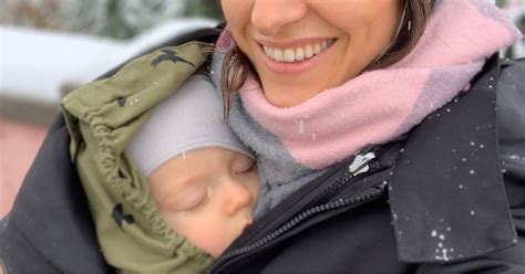 Bambino in cappotto babywearing in inverno