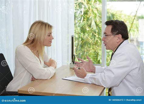 Donna che parla con un medico
