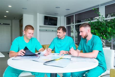 Personale medico che discute