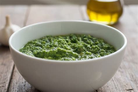 Preparazione tradizionale del bagnetto verde con erbe fresche