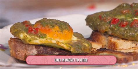 Bagnetto verde servito in abbinamento a crostini e uova sode