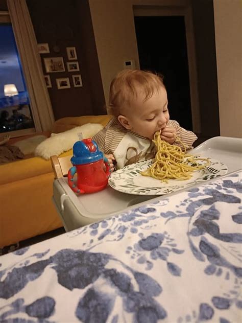 Bambini che praticano autosvezzamento mangiando pezzi di cibo