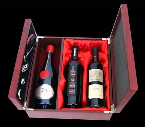 Set regalo con prodotti gastronomici e bottiglie di vino